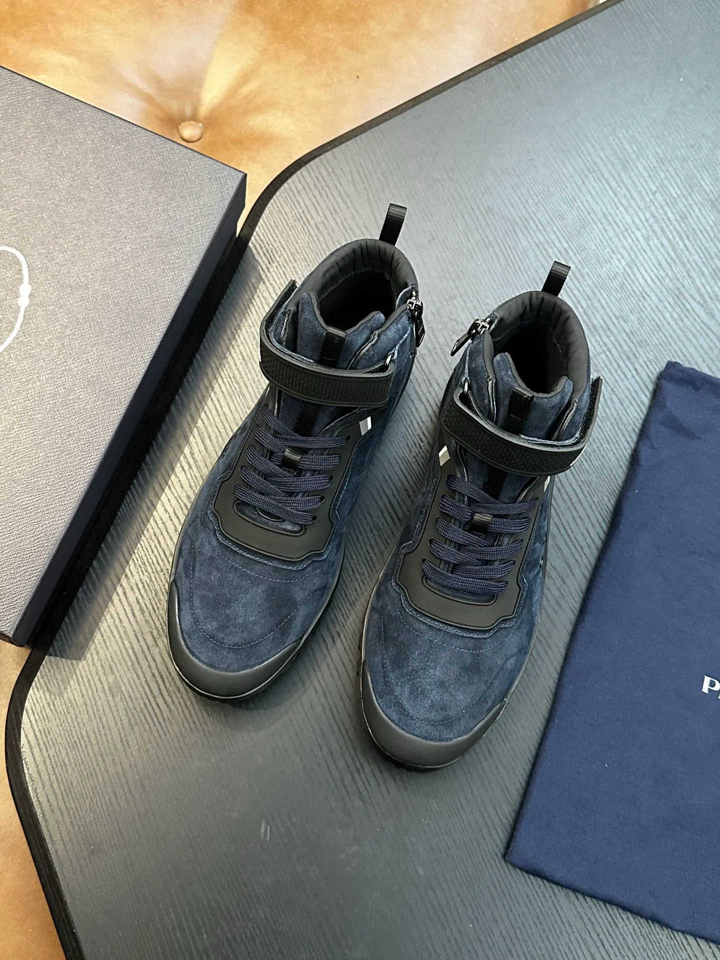 [ PRADA ] Top P: 880💰 ▪️Size: 39-44 (customized at 38.45) Prad*Prada (Mauri order can be made) new men's nylon fabric sneakers This casual sneaker combines elegant and innovative design. It is made of nylon stretch fabric and has a slip-on design. The upper strap is equipped with an adjustable metal buckle, and the letters "PRADA" are eye-catching on the side of the shoe. Comes with full original packaging!
